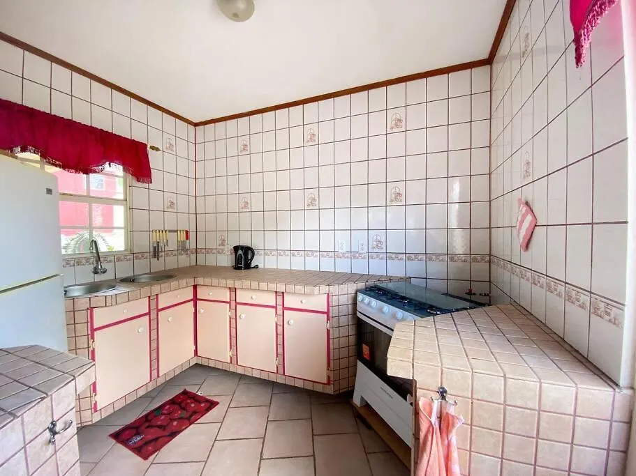 Fayalobie Centrally Located 2 Bedroom Guesthouse Willemstad